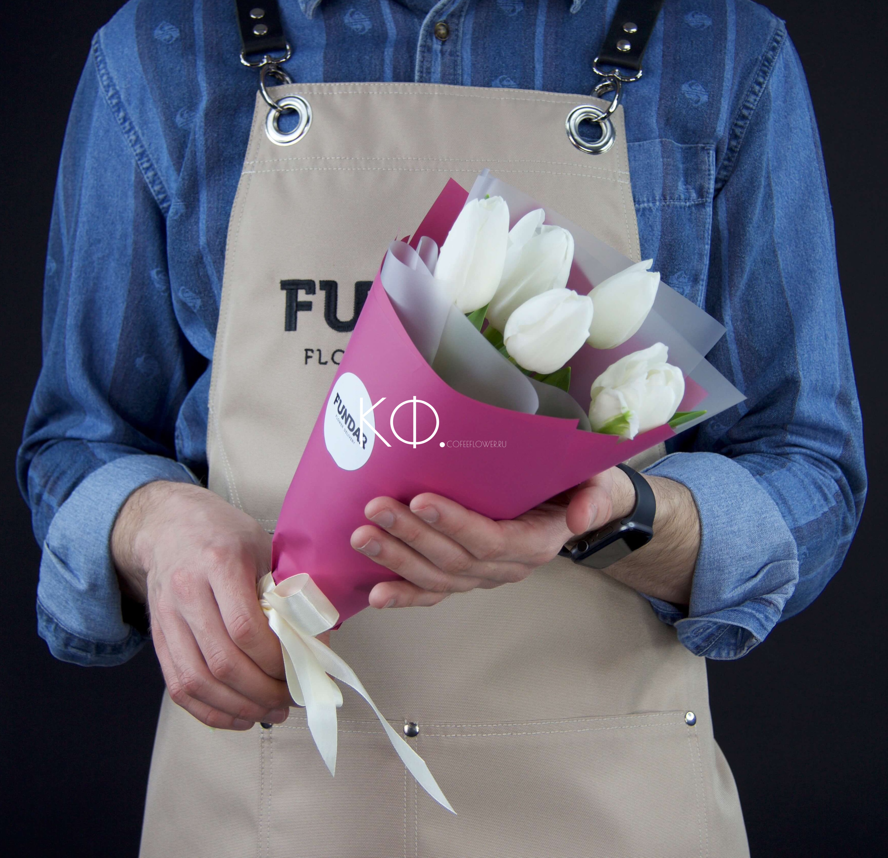 Букет из 5 белых тюльпанов - фото